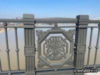 На Октябрьском мосту в Новосибирске монтируют новое перильное ограждение