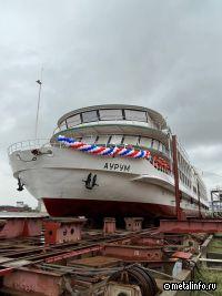 На заводе Лотос спущен на воду колесный теплоход Аурум